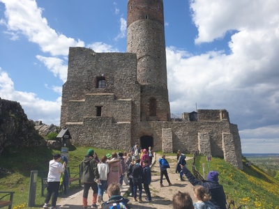 uczniowie podczas wycieczki