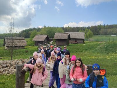 uczniowie podczas wycieczki