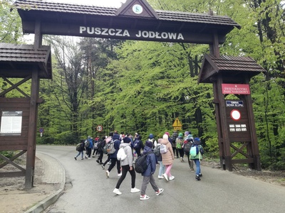 uczniowie podczas wycieczki