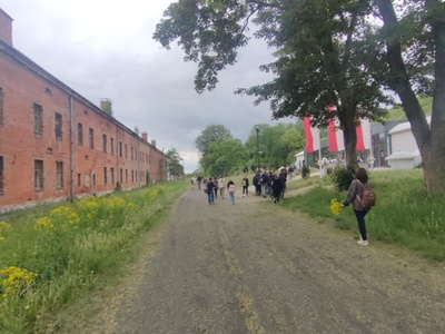Uczniowie na wycieczce 