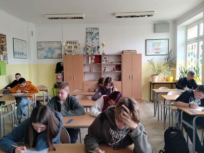 uczniowie podczas konkursu