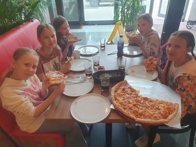 uczniowie w pizzeri