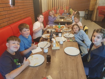 uczniowie w pizzeri