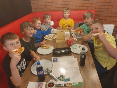 uczniowie w pizzeri