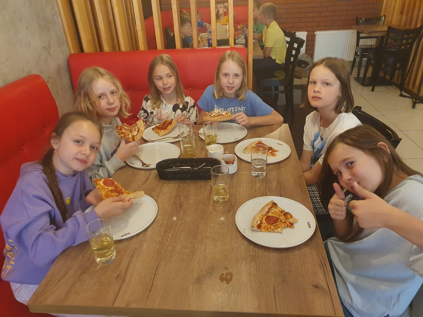 uczniowie w pizzeri