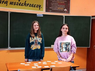 uczniowie podczas zajęć