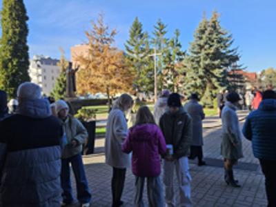 uczniowie podczas zbiórki