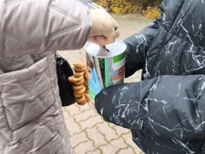 uczniowie podczas zbiórki