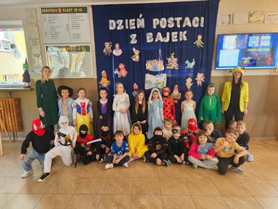 uczniowie w przebraniach