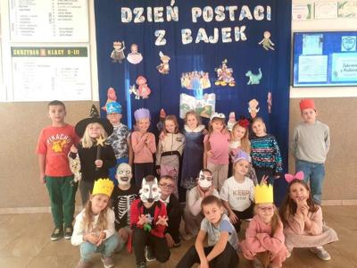 uczniowie w przebraniach