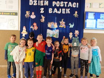 uczniowie w przebraniach