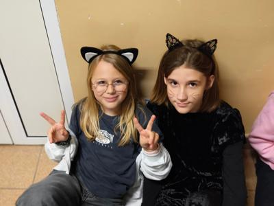 uczniowie w przebraniach