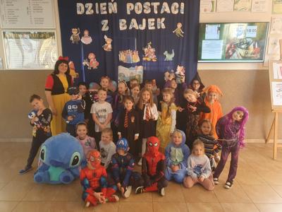uczniowie w przebraniach