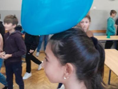uczniowie podczas przerwy