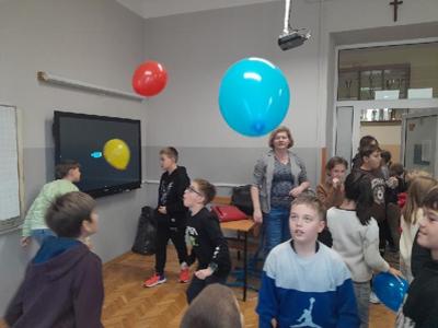 uczniowie podczas przerwy