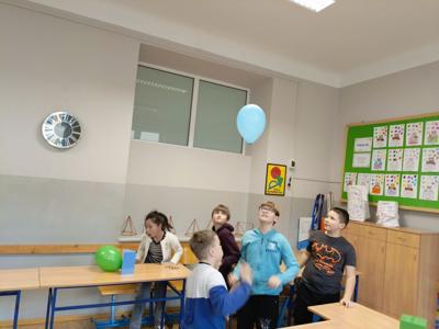 uczniowie podczas przerwy