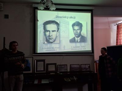 uczniowie  na wycieczce