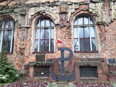 uczniowie  na wycieczce