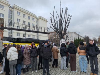 uczniowie  na wycieczce