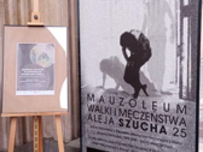 uczniowie  na wycieczce