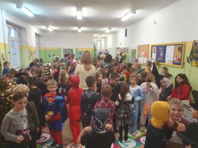 uczniowie podczas zabawy