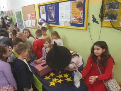 uczniowie podczas zabawy