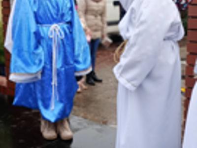 uczniowie podczas orszaku