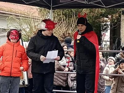 uczniowie podczas orszaku