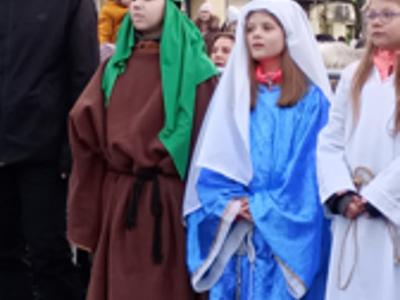 uczniowie podczas orszaku