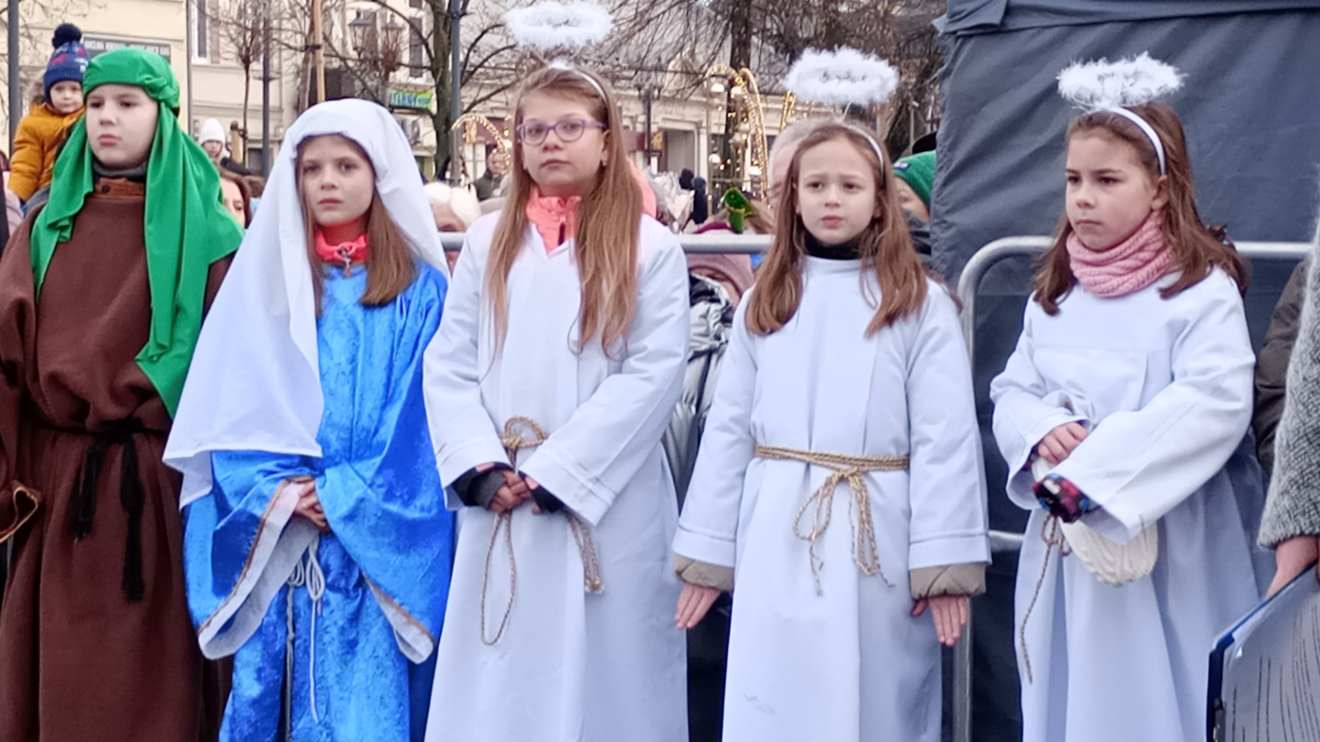 uczniowie podczas orszaku