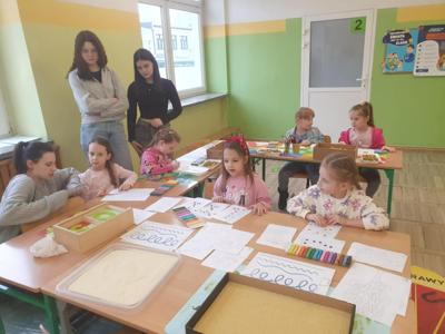 uczniowie podczas zabawy