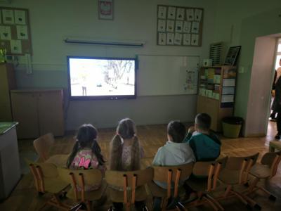 uczniowie podczas zabawy