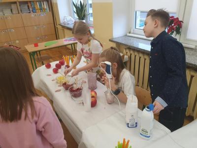 uczniowie podczas zabawy