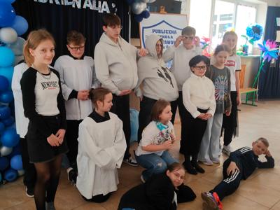 uczniowie podczas zabawy
