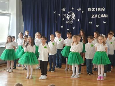uczniowie podczas apelu