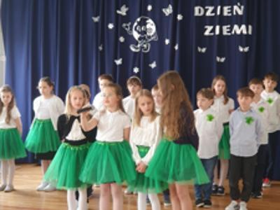 uczniowie podczas apelu