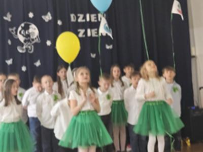 uczniowie podczas apelu