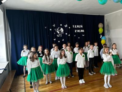 uczniowie podczas apelu