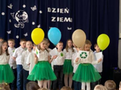 uczniowie podczas apelu