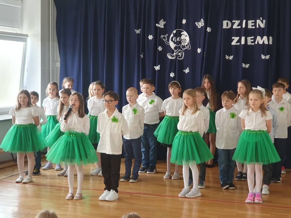 uczniowie podczas apelu