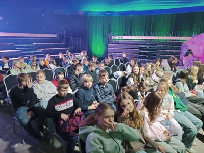 uczniowie podczas wycieczki