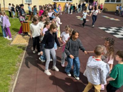 uczniowie podczas zajęć
