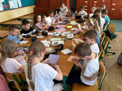 uczniowie podczas zajęć