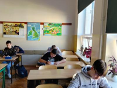 uczniowie podczas zajęć