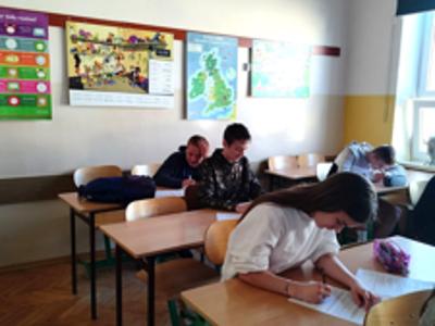 uczniowie podczas zajęć
