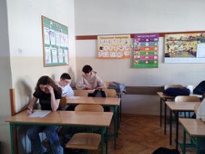uczniowie podczas zajęć
