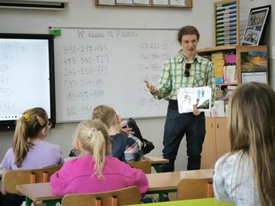 uczniowie podczas zabawy