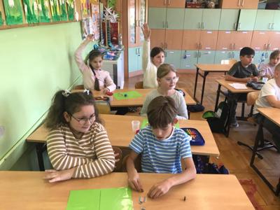 uczniowie podczas zabawy