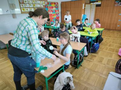 uczniowie podczas zabawy