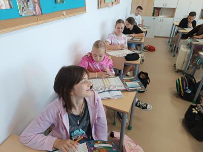 uczniowie podczas pracy